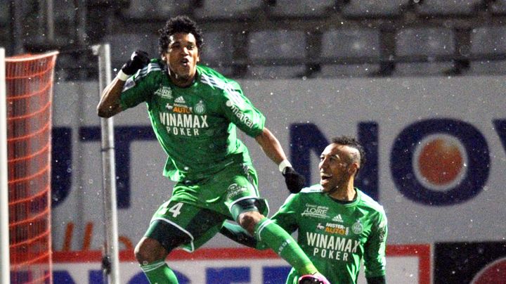 L'attaquant br&eacute;silien Brandao est f&eacute;licit&eacute; par son &eacute;quipier Pierre-Emerick Aubameyang, apr&egrave;s la large victoire de Saint-Etienne &agrave; Nancy le 23 f&eacute;vrier 2013.&nbsp; (JEAN-CHRISTOPHE VERHAEGEN / AFP)