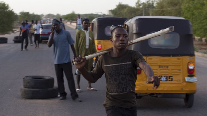 Des miliciens de la "Civilian Joint Task Force" patrouillent dans les rues de Maidugiri (Nigeria), le 22 mai 2014. (JOE PENNEY / REUTERS)