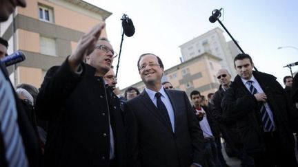 François Hollande était en déplacement à la Meinau, quartier populaire de Strasbourg, vendredi 16 mars. (FRED DUFOUR / AFP)