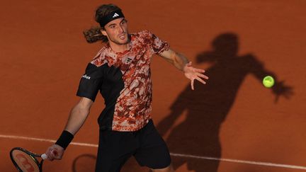 Stefanos Tsitsipas face à Diego Schwartzman, le 2 juin 2023, lors du troisième tour de Roland-Garros. (THOMAS SAMSON / AFP)