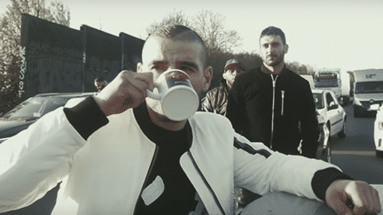 Le rappeur Fianso se met en scène buvant un café, dans un clip tourné sur l'autoroute A3, en Seine-Saint-Denis.
 (CAPTURE D'ECRAN YOUTUBE)
