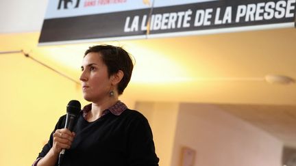 Paris, 21 septembre. La journaliste d'investigation française Anne Lavrilleux en conférence de presse dans les locaux de l'ONG Reporter Sans Frontières, dénonce "une attaque claire, nette et précise contre la liberté d'informer", après avoir passé près de 40 heures en garde à vue. (THOMAS SAMSON / AFP)