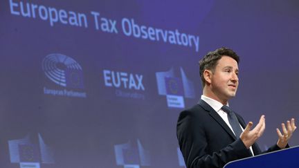 L'économiste français Gabriel Zucman, directeur de l'Observatoire européen de la fiscalité, lors d'une conférence de presse à Bruxelles (Belgique), le 1er juin 2021. (FRANCOIS WALSCHAERTS / POOL/AFP)