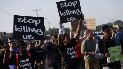 Des habitants de Ferguson, dans le Missouri (Etats-Unis), manifestent, le 18 ao&ucirc;t 2014,&nbsp;apr&egrave;s la mort de Michael Brown. (JOSHUA LOTT / REUTERS)