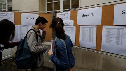 Des lycéens arrivent devant les listes, à quelques minutes du début de l'épreuve de philosophie, le 15 juin 2016, au lycée Charlemagne, à Paris.&nbsp; (FRANCOIS GUILLOT / AFP)