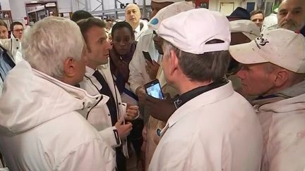 Emmanuel Macron et des salariés de Rungis, mardi 21 février. Au centre, Rachel Keke, député du Val-de-Marne. (FRANCETV)