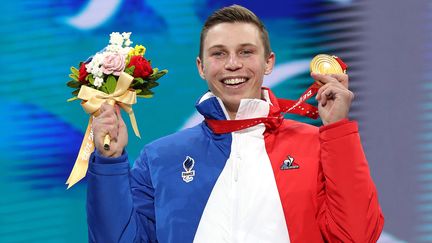 Sacré champion paralympique du super combiné dans la catégorie debout, Arthur Bauchet a pu savourer un moment unique. Celui de recevoir sa médaille d'or et de pouvoir chanter fièrement la Marseillaise. Déjà vainqueur de la descente, le Français a cette fois-ci partagé le podium avec le Finlandais Santeri Kiiveri et le Néo-Zélandais Adam Hall.