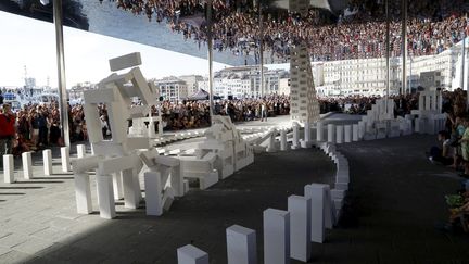 Après Marseille les "Dominoes" de la Cie Station House Opera vont dégringoler dans les rues de Rennes
 (PHOTOPQR/LA PROVENCE)