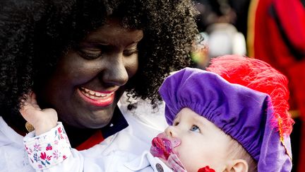 Une manifestante grim&eacute;e en "Zwarte Piet", le 26 octobre 2013 &agrave; La Haye (Pays-Bas). (KOEN VAN WEEL / ANP / AFP)