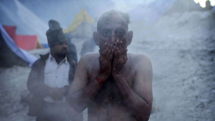 Enfin, plusieurs heures d'attentes dans le froid glacial sont encore n&eacute;cessaires avant de p&eacute;n&eacute;trer dans ce lieu saint o&ugrave; Shiva se serait retir&eacute; pour r&eacute;fl&eacute;chir et m&eacute;diter sur le monde. (KEVIN FRAYER / AP / SIPA)