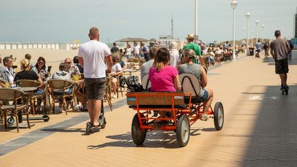 Des gens profitent du soleil le long des côtes belges à Nieuport, le 14 juin 2020. (JAMES ARTHUR GEKIERE / BELGA MAG / AFP)