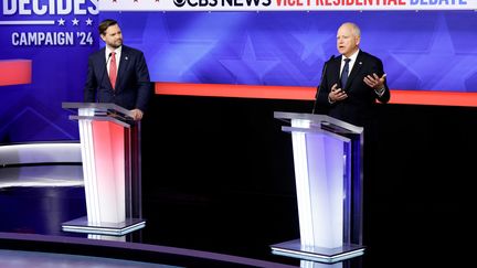 Le candidat républicain à la vice-présidence, le sénateur JD Vance, et le candidat démocrate à la vice-présidence, le gouverneur du Minnesota Tim Walz, participent à un débat au CBS Broadcast Center, le 1er octobre 2024, à New York. (CHIP SOMODEVILLA / GETTY IMAGES NORTH AMERICA / AFP)