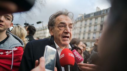 Le philosophe&nbsp;Alain Finkielkraut&nbsp;dans une rue de Paris, le 28 mars 2018. (SIMON GUILLEMIN / HANS LUCAS / AFP)