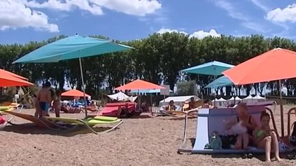 Les vacances d’été sont l’occasion de faire découvrir aux citadins les joies de la baignade. C’est l’objectif de Nevers-plage (Nièvre) qui a ouvert ses portes ce week-end. Cette année, il est possible de se baigner dans la Loire. (FRANCE 3)