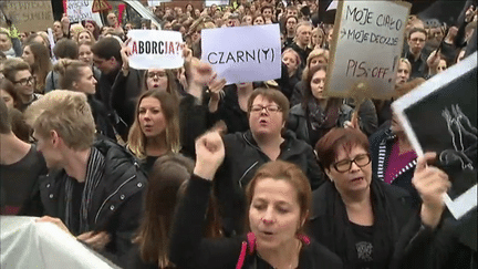 Manifestation pro IVG en Pologne (FRANCEINFO)