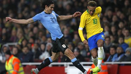 L'attaquant uruguayen Edinson Cavani (à gauche) et le joueur brésilien Neymar lors du match amical entre le Brésil et l'Uruguay, le 17 novembre 2018 à Londres (Royaume-Uni).&nbsp; (ADRIAN DENNIS / AFP)