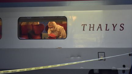 Un policier inspecte le train Thalys dans lequel s'est déroulée l'attaque, le 21 août 2015. (PHILIPPE HUGUEN / AFP)