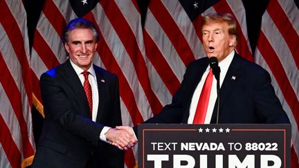 Le gouverneur républicain de l'État du Dakota du Nord, Doug Burgum (à gauche), et le président élu républicain des États-Unis, Donald Trump, se serrent la main à Las Vegas (États-Unis), le 8 février 2024 (PATRICK T. FALLON / AFP)