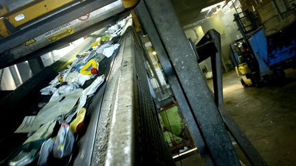 Une photo de bouteilles en plastique provenant d'une usine de traitement des ordures ménagères, le 1er septembre 2006, à La Loyère (Saône-et-Loire). (JEFF PACHOUD / AFP)