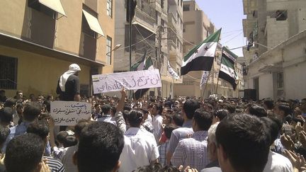 Des manifestants dans une rue proche de Damas (Syrie), le 8 juin 2012. (REUTERS)