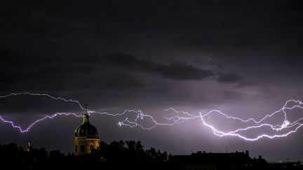 Un orage au dessus de Lyon, en mai 2014. (JEFF PACHOUD / AFP)