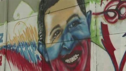 Hugo Chavez est devenu une icône, qui s'affiche sur tous les murs de Caracas. (FTV)