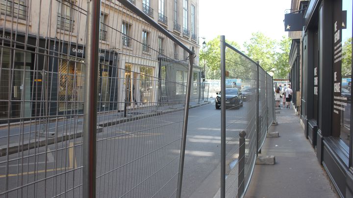 Les grilles installées le long de la rue des Saint-Pères, le 28 juillet 2024, à Saint-Germain-des-Prés, dans le 6e arrondissement de Paris. (CLEMENT PARROT / FRANCEINFO)