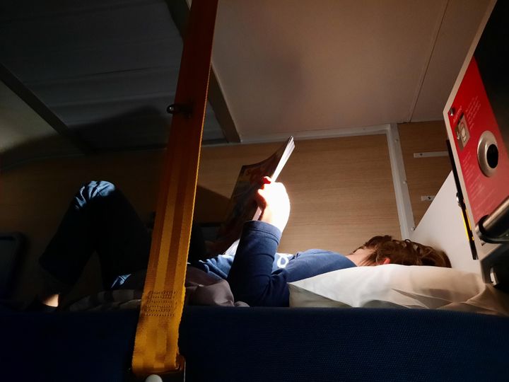 Reportage à bord de la "Palombe bleue", le train de nuit entre Paris&nbsp;et Lourdes. (AGATHE MAHUET / RADIO FRANCE)