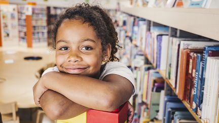 La lecture permet de développer l’imaginaire, d’enrichir le vocabulaire et d’améliorer la compréhension. C’est un plaisir accessible, divertissant, et enrichissant. (Illustration) (SANJERI / E+ / GETTY IMAGES)