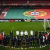 L'équipe de France observe une minute de silence à l'entraînement à Lisbonne (Portugal), le 13 novembre 2020. (PATRICIA DE MELO MOREIRA / AFP)