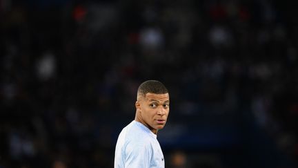 Kylian Mbappe,&nbsp;footballeur attaquant du PSG, lors du match de Ligue des Champions contre le SL Benfica, au Parc des Princes, le 11 octobre 2022. (ANNE-CHRISTINE POUJOULAT / AFP)