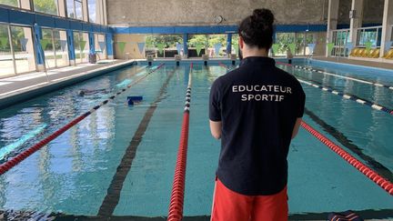 Le formateur Hugo Schiano Di Cola donne un cours de natation aux futurs maîtres-nageurs de l'association Montmartre natation sauvetage. (Marie-Astrid Guégan / RADIO FRANCE)