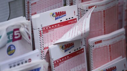 Des billets de loterie "Mega Millions", le 23 octobre 2018, à&nbsp;New York. (DREW ANGERER / GETTY IMAGES NORTH AMERICA / AFP)