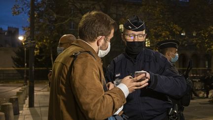 Un contrôle d'attestation de sortie pendant le confinement, à Paris, le 13 novembre 2020. (ANTOINE WDO / HANS LUCAS)