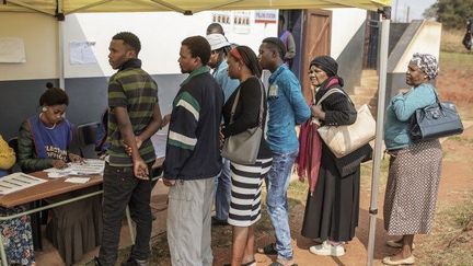 Des électeurs dans un bureau de vote, lors des élections du 21 septembre 2018 en eSwatini. (GIANLUIGI GUERCIA / AFP)