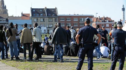 Des migrants clandestins re&ccedil;oivent de la nourriture &agrave; Calais (Pas-de-Calais), le 5 ao&ucirc;t 2014. (FRANCOIS LO PRESTI / AFP)