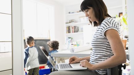 Le télétravail et l'enseignement à distance à la maison en cette période de crise sanitaire. (Illustration) (GETTY IMAGES)