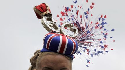 Ces accessoires pour cheveux surmont&eacute;s de plumes sont notamment pris&eacute;s par Kate, la duchesse de Cambridge et accessoirement &eacute;pouse du prince William. (STEFAN WERMUTH / REUTERS)