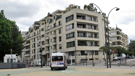 Un fourgon de police monte la garde devant le 8, rue Cauchy, &agrave; Paris, le 9 mai 2012. (THOMAS BAIETTO / FTVI)