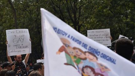 Un homo catholique brandit une affichette dans la manifestation anti-mariage gay à Mexico le 24 septembre 2016. Sur l'affichette, on peut lire: «Je suis catholique, je suis gay. Je t'invite au dialogue». (AFP - Yuri Cortez)