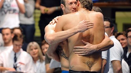 Le Fran&ccedil;ais Alain Bernard (G) est r&eacute;confort&eacute; par son compatriote Amaury Leveaux &agrave; l'issue du 50 m&egrave;tres nage libre lors des qualifications pour les jeux Olympiques &agrave; Dunkerque (Nord), le 24 mars 2012. (PHILIPPE HUGUEN / AFP)