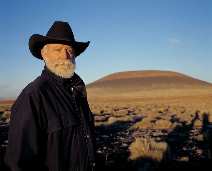 Portrait de James Turrell devant son projet du Roden Crater (2001)
 (Musée d&#039;arts de Nantes)