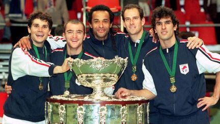 &nbsp; (En 1996, Arnaud Boetsch, Guy Forget et Cédric Pioline entourent Guillaume Raoux et Yannick Noah © SIPA)