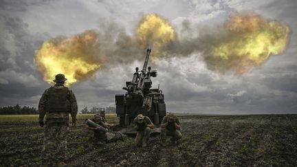 Des soldats ukrainiens tirent avec un canon Caesar français en direction de positions russes, le 15 juin 2022. (ARIS MESSINIS / AFP)