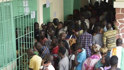 Des électeurs attendent de voter lors d'élections locales dans la commune du Plateau le 13 octobre 2018, le quartier des affaires de la capitale économique, Abidjan.  (SIA KAMBOU / AFP)