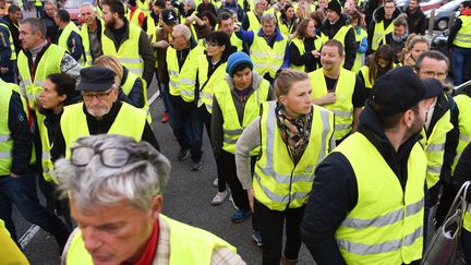 Des "gilets jaunes" manifestent contre la hausse du prix des carburants le 17 novembre 2018 sur la RN90 entre Albertville et Chambéry (Savoie). (JEAN-PIERRE CLATOT / AFP)