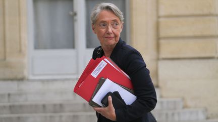 Elisabeth Borne arrive au palais de l'Elysée, le 19 juillet 2023. (QUENTIN DE GROEVE / HANS LUCAS / AFP)