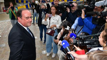 François Hollande, candidat pour le Nouveau Front populaire aux législatives, le 15 juin 2024, à Tulle (Corrèze). (PASCAL LACHENAUD / AFP)