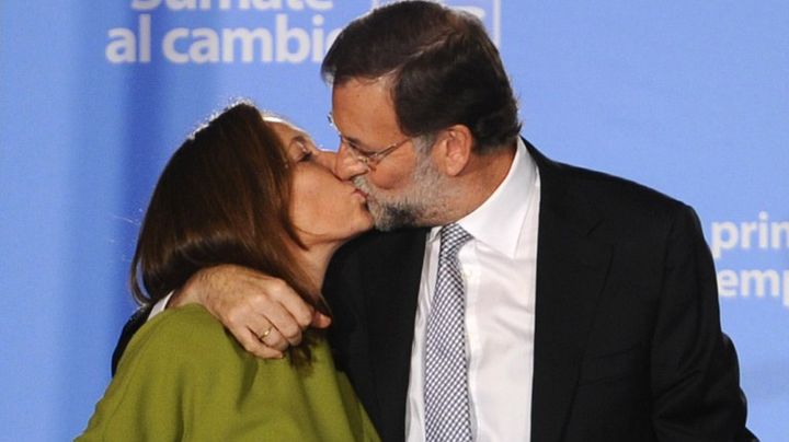 L'actuel Premier ministre espagnol Mariano Rajoy c&eacute;l&egrave;bre &agrave; Madrid (Espagne) la victoire de son parti aux l&eacute;gislatives avec sa femme, Elvira Fernandez, le 20 novembre 2011. (PIERRE-PHILIPPE MARCOU / AFP)