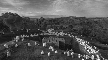 La grande photographe espagnole Cristina García Rodero travaille depuis 2000 en Ethiopie. Elle s'est notamment intéressée aux onze églises médiévales taillées dans la roche de Lalibela, classées au Patrimoine mondial par l'UNESCO. Elle a photographié aussi les cérémonies et rites de cette cité biblique située à des milliers de kilomètres de Jérusalem et où le temps semble s'être arrêté. Au Fernán Gómez Centro Cultural de la Villa à Madrid. Ici, Cristina García Rodero, Lalibela cerca del cielo
 (Cristina García Rodero)